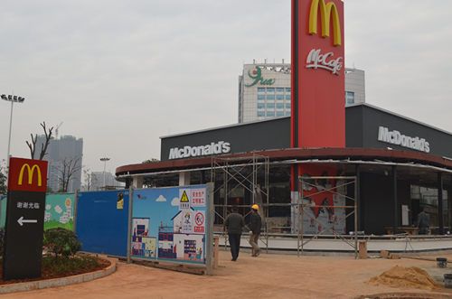 麦当劳"得来速"餐厅位于湘潭九华世纪城,是麦当劳汽车穿梭餐厅运营